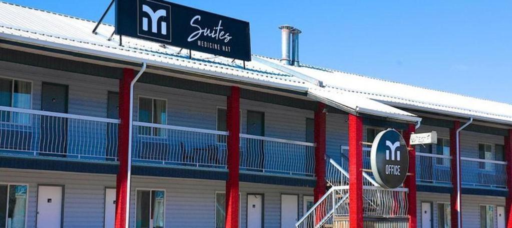 Medicine Hat Inn & Suites Екстер'єр фото