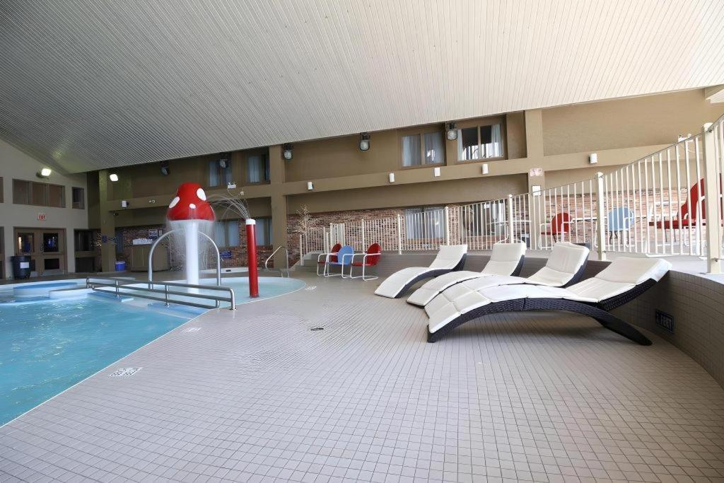 Medicine Hat Inn & Suites Екстер'єр фото