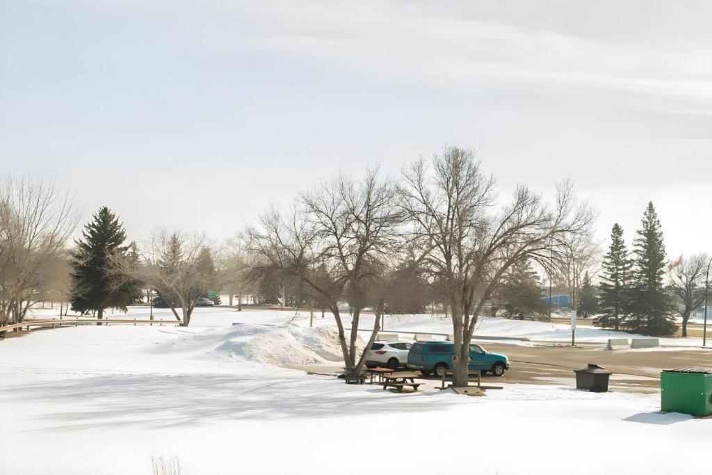 Medicine Hat Inn & Suites Екстер'єр фото