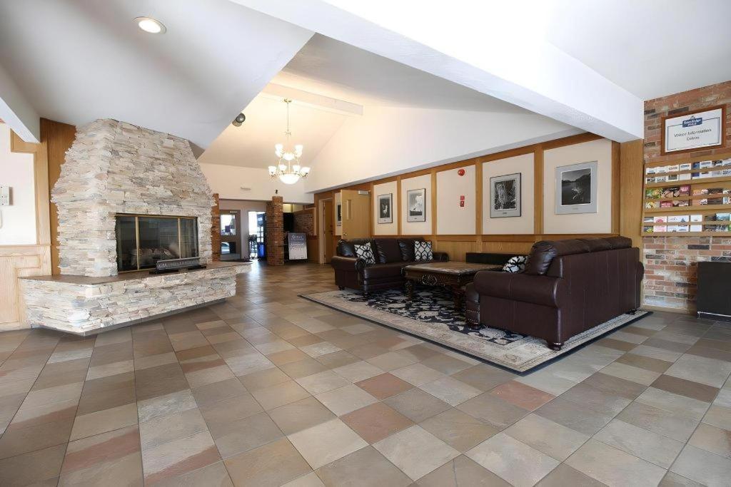 Medicine Hat Inn & Suites Екстер'єр фото