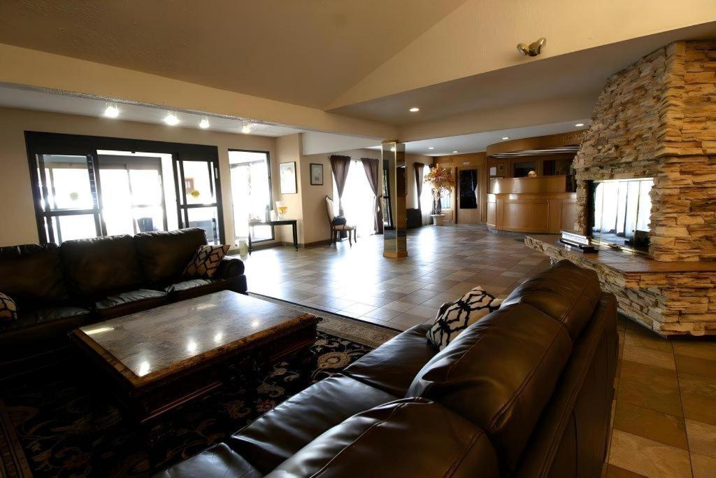 Medicine Hat Inn & Suites Екстер'єр фото