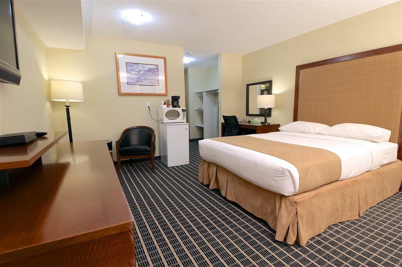 Medicine Hat Inn & Suites Екстер'єр фото
