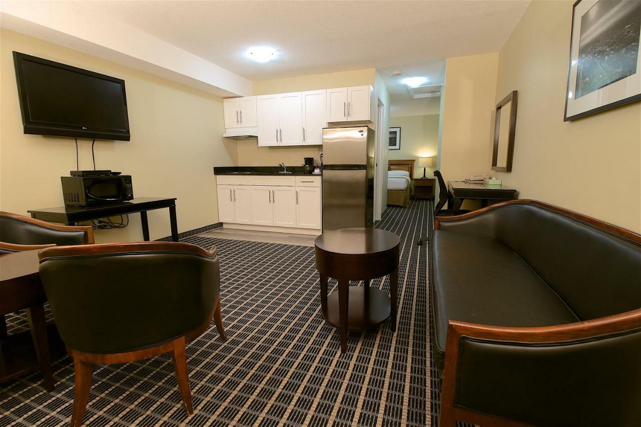 Medicine Hat Inn & Suites Екстер'єр фото