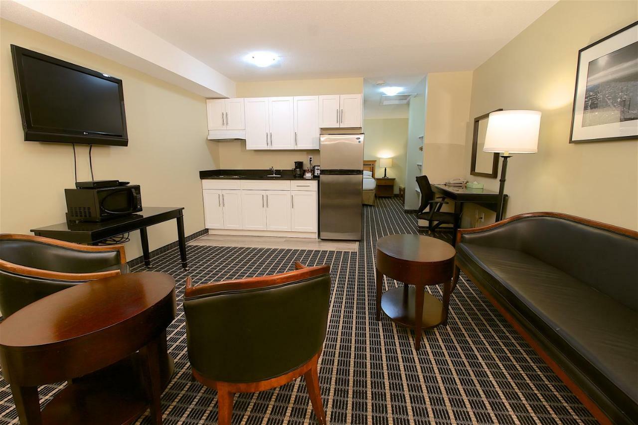 Medicine Hat Inn & Suites Екстер'єр фото